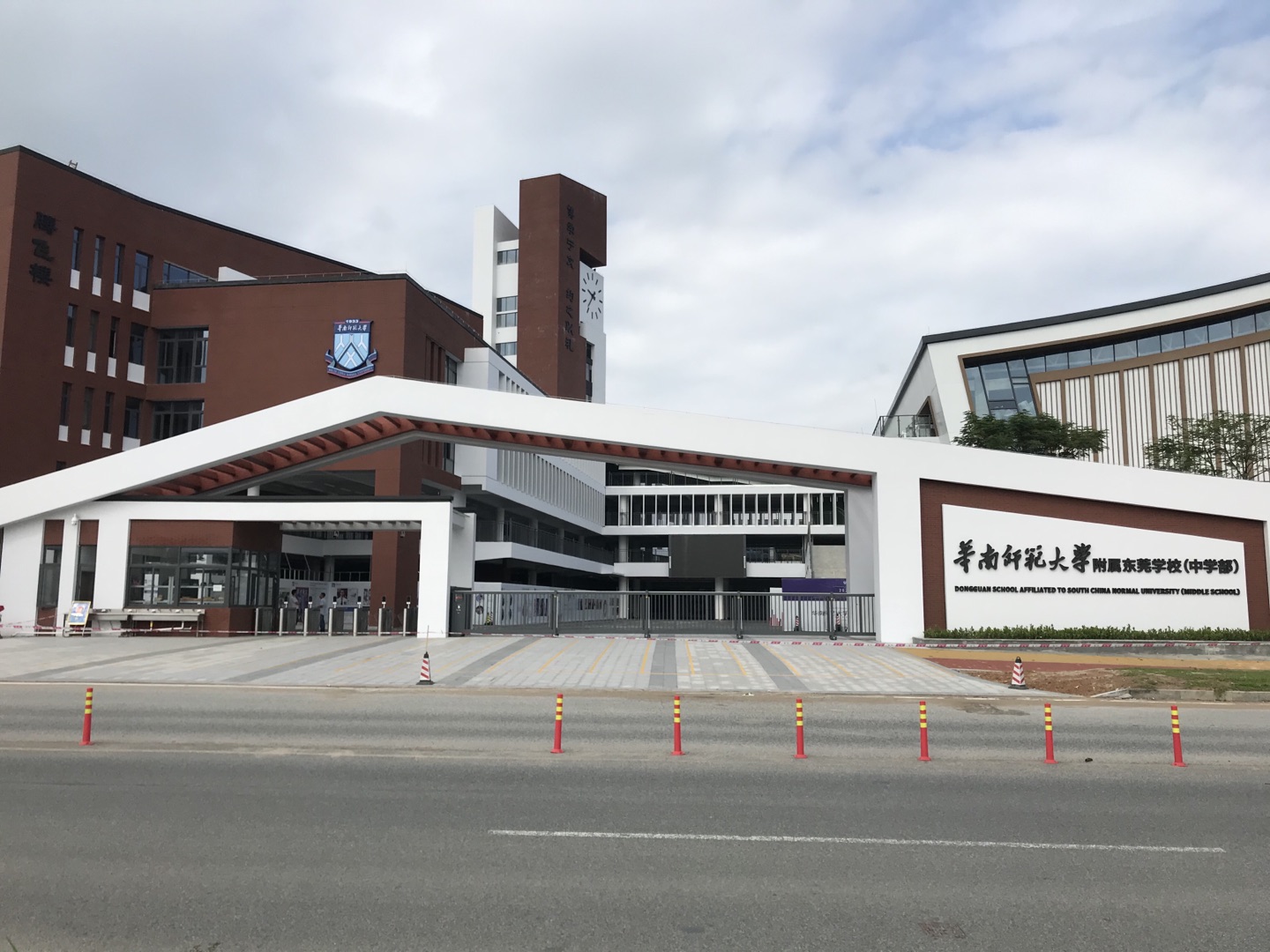 熱烈祝賀‘’華南師范大學附屬東莞學校‘’正式上線虹華智慧校園門禁系統！